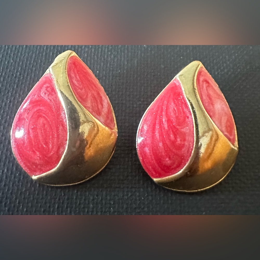 VINTAGE RED ENAMEL & GOLD TONE PIERCED EARRINGS